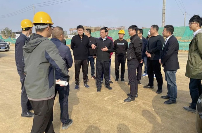 市政公用集團(tuán)萬(wàn)義輝深入朱橋東路綜合管廊及基礎(chǔ)設(shè)施建設(shè)工程、昌東三路道路建設(shè)工程檢查指導(dǎo)