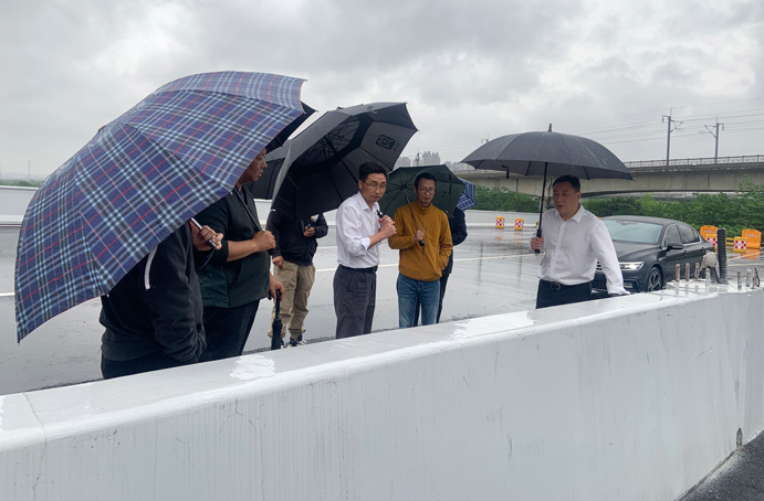 徐旭前往南昌縣河洲路項目、小藍大道快速化項目調(diào)研pg